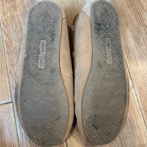 Minnetonka Women's Brown Moccasins with Bow - Picture 3 of 3